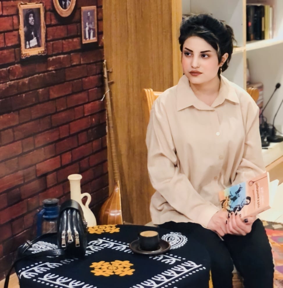 ئیمان یادەوەر: شیعر دۆزینەوەی ئەو جوانییانەیە كە ڕۆژگار ونی كردوون