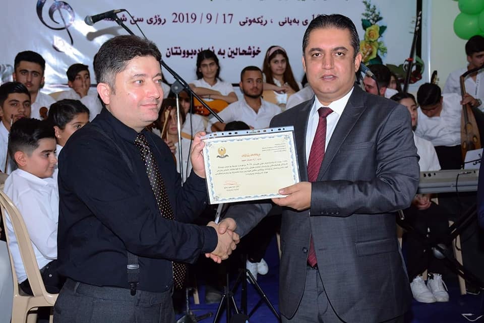 ئارام سەردار: كاتێ كەمانەكەم لە باوەش دەگرم بە خۆشەویستی دەیژنم