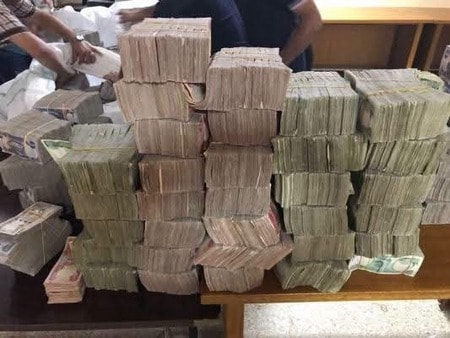 هێزە ئەمنییەکان دەست بەسەر 23 ملیار دیناردا دەگرن لە ماڵی بەرپرسێکی پاڵاوگەی بێجی