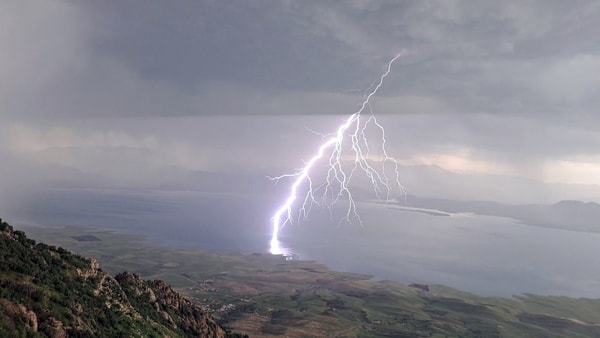 ناحیەی بنگرد.. بەهۆی هەورەبرووسکەوە دوو کرێکار بریندار بوون