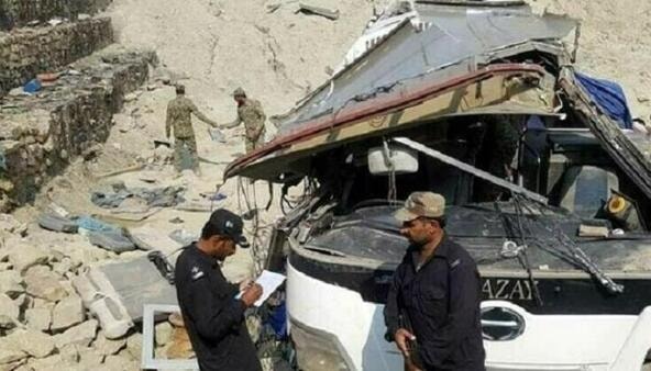 لە پاكستان پاسێك كەوتە ناو دۆڵێكەوە و 40 كەس گیانیان لەدەست دا