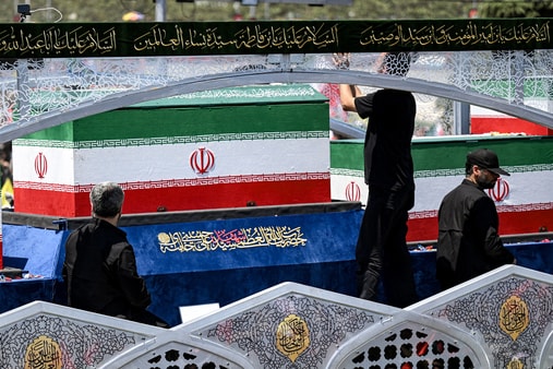 تەلەفزیۆنی فەرمی ئێران: تەرمی عەلی خامنەیی گەیشتە شاری قوم
