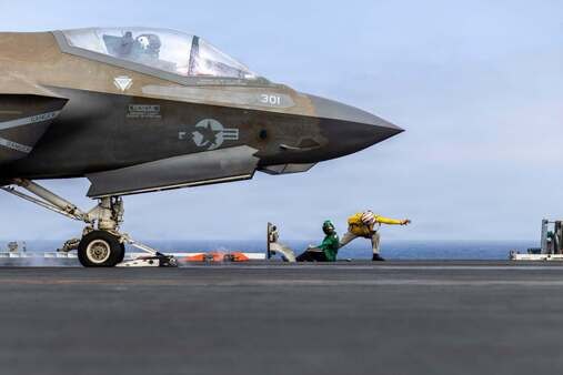 فڕۆکەیەکی جەنگیی F-35C لەسەر پشتی کەشتیی فڕۆکەهەڵگری ئەبراهام لینکن ئامادەکاری بۆ فڕین دەکات