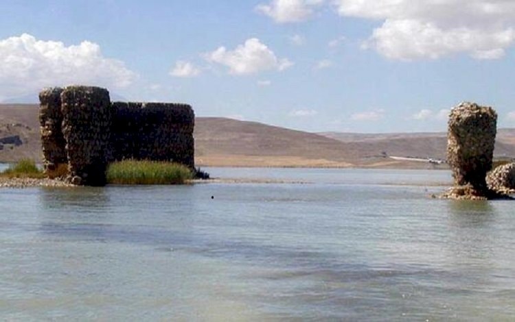Qelheke Urartuyan ji bin avê derket