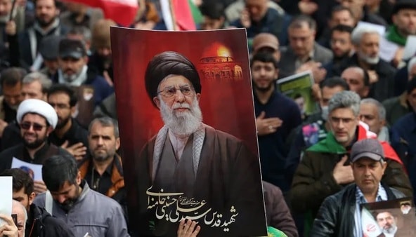 "ملیۆنان هاووڵاتی عێراقی بۆ پرسەی خامەنەیی دەچنە ئێران"