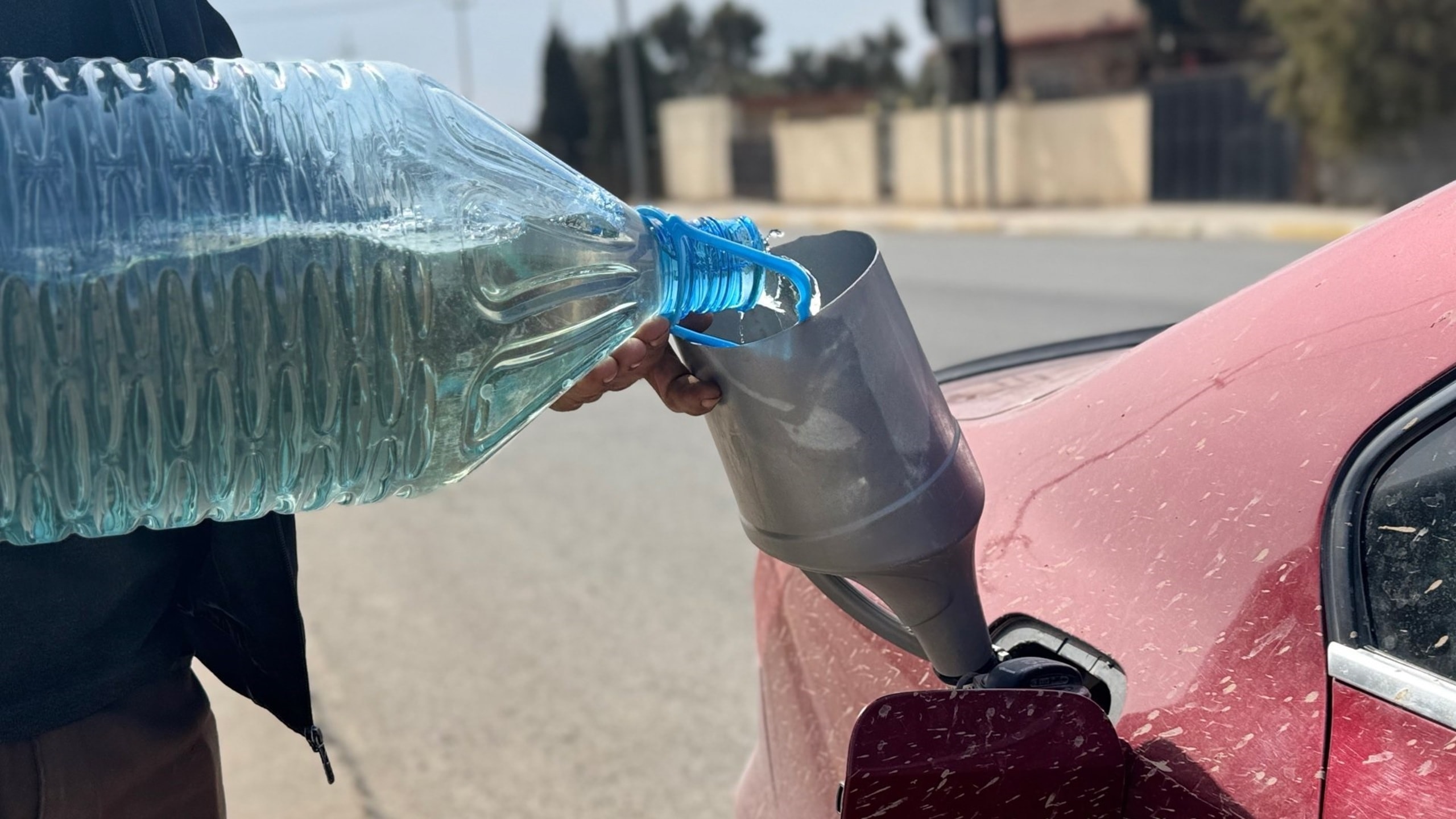 پۆلیسی هەولێر: فرۆشتنی بەنزین لەسەر شەقام بە هەموو شێوەیەك قەدەغەیە