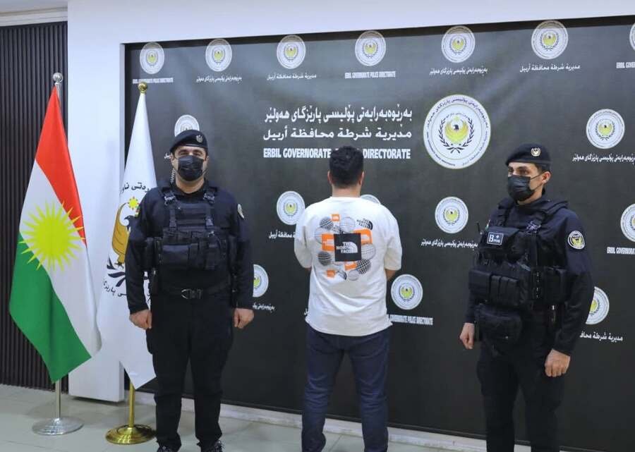 Polîsên Hewlêr parêzerê ku di hundirê dadgehê de çek kişandibû, girtin