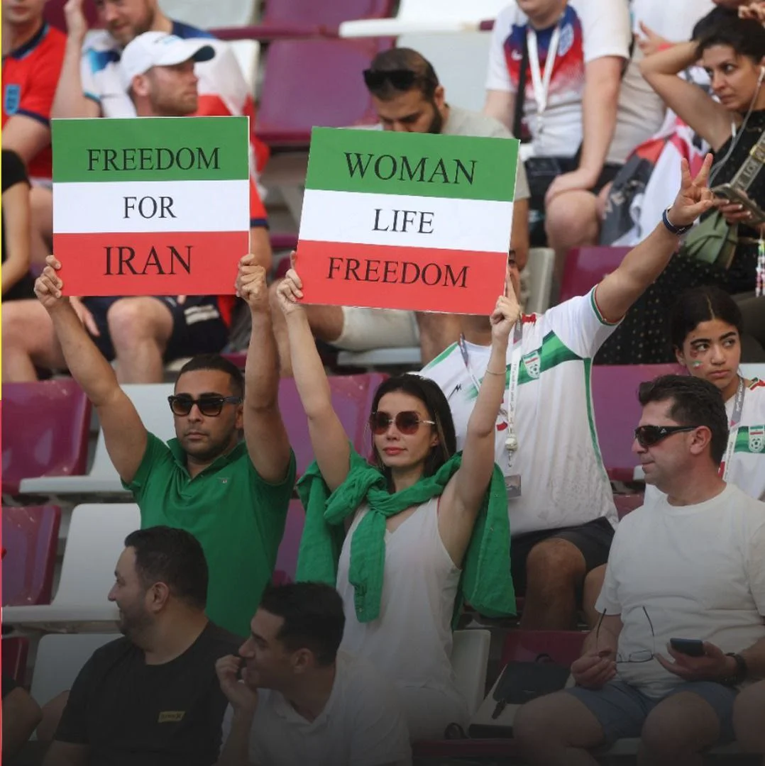 تماشاگران ایرانی در دیدار امروز تیم ملی مقابل انگلیس که با شکست 6 گله ایران به پایان رسید، پرچم‌هایی با شعار «آزادی برای ایران»، «آزادی برای زنان ایران» و «زن زندگی آزادی» را به ورزشگاه بردند و علیه حکومت ایران شعار سر دادند.