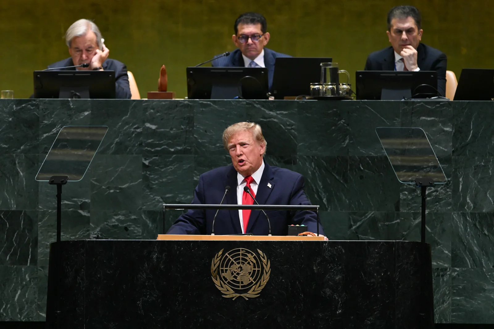 ترەمپ پەیامێكی نوێ ئاڕاستەی ئێران دەکات: ڕێککەوتن و ئاوەدانکردنەوە، یاخود شەڕ و وێرانکاری