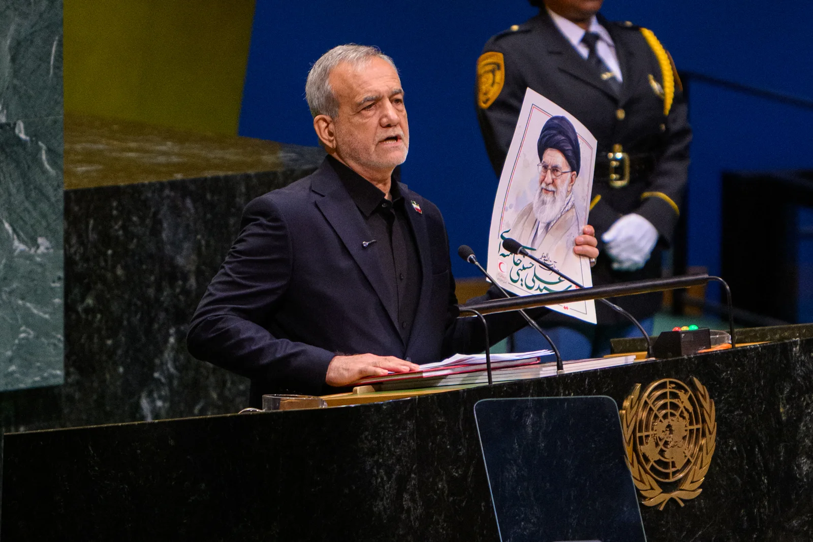 پزیشکیان لە نەتەوەیەکگرتووەکان: هەرگیز سەرمان بۆ ئەمەریکا دانانەوێنین و چۆک دانادەین